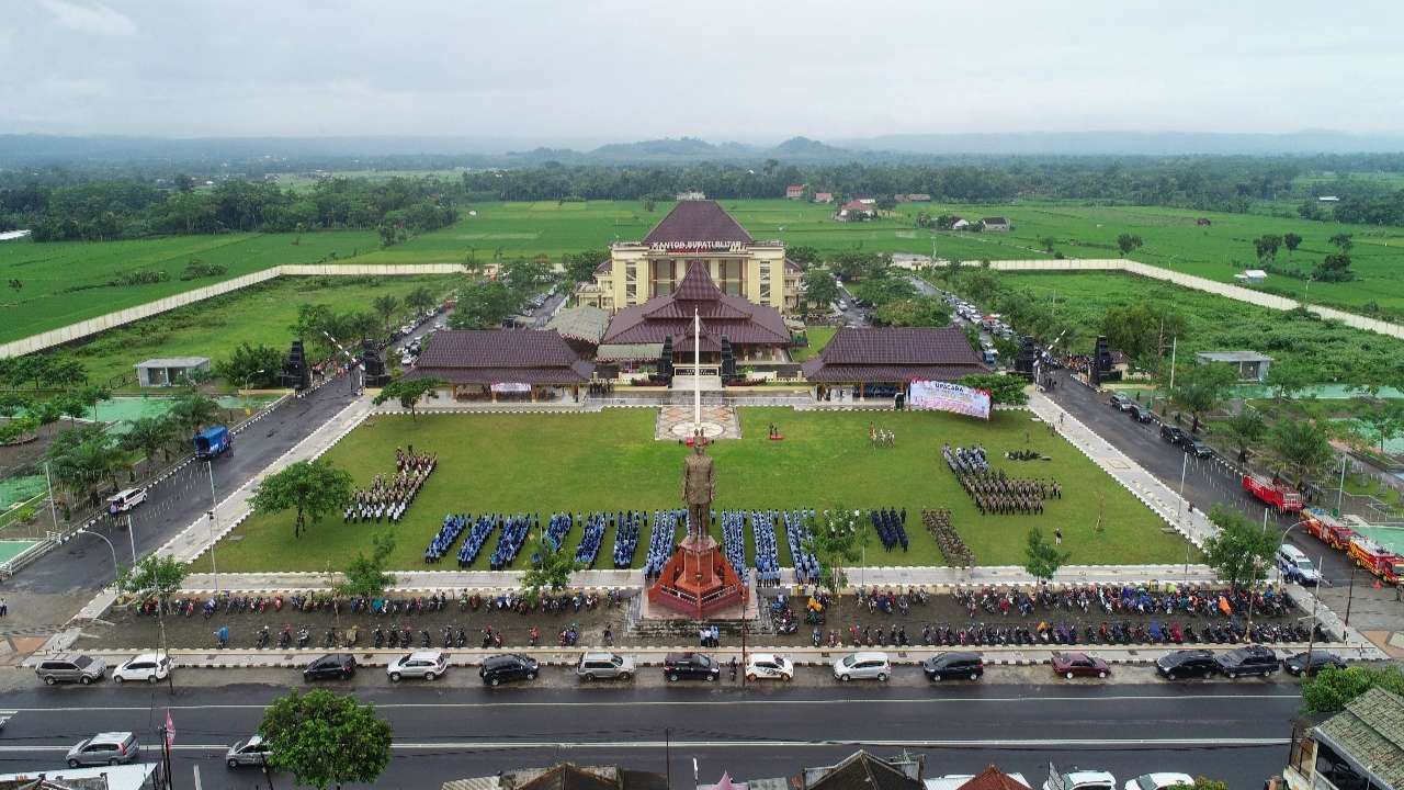 Usai Viral di Kota Blitar, Gilang Her Kini Review Alun-alun Kabupaten Blitar