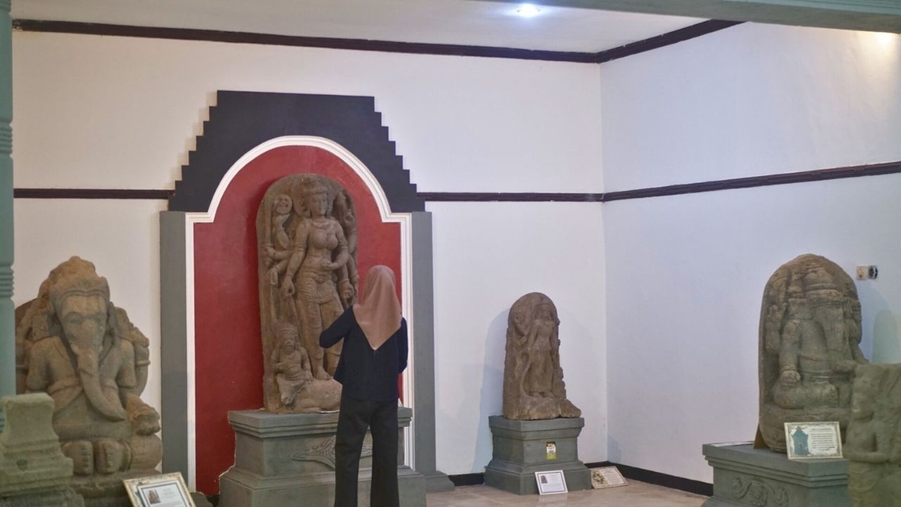 Arca Trimurti dan Arca Dewi Durga jadi Penunggu Museum Penataran