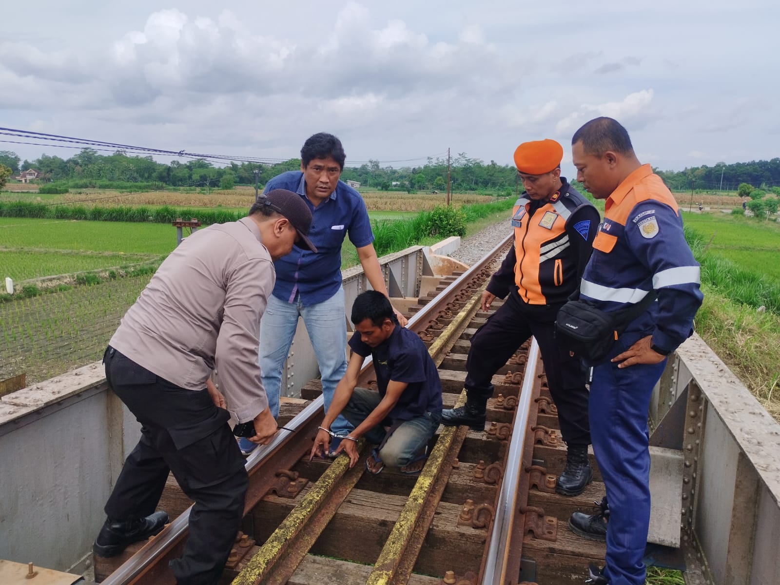 Baut Rel KA di Sanankulon Blitar Digondol Maling