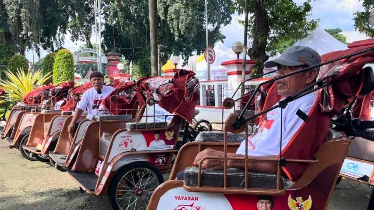 200 Pengayuh Becak Lansia di Kota Blitar Terima Bantuan Becak Listrik dari Prabowo Subianto