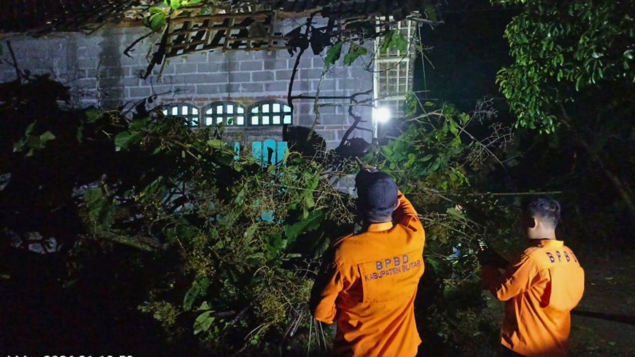 Angin Kencang Sapu Empat Kecamatan di Blitar, Puluhan Rumah Warga Mengalami Rusak Ringan