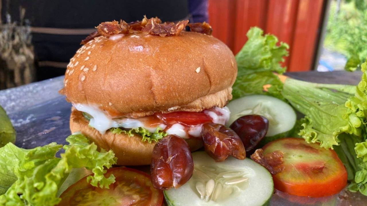 Kuliner Unik Ramadan, Burger Kurma Lumer Jadi Buruan Pecinta Takjil di Selorejo Blitar