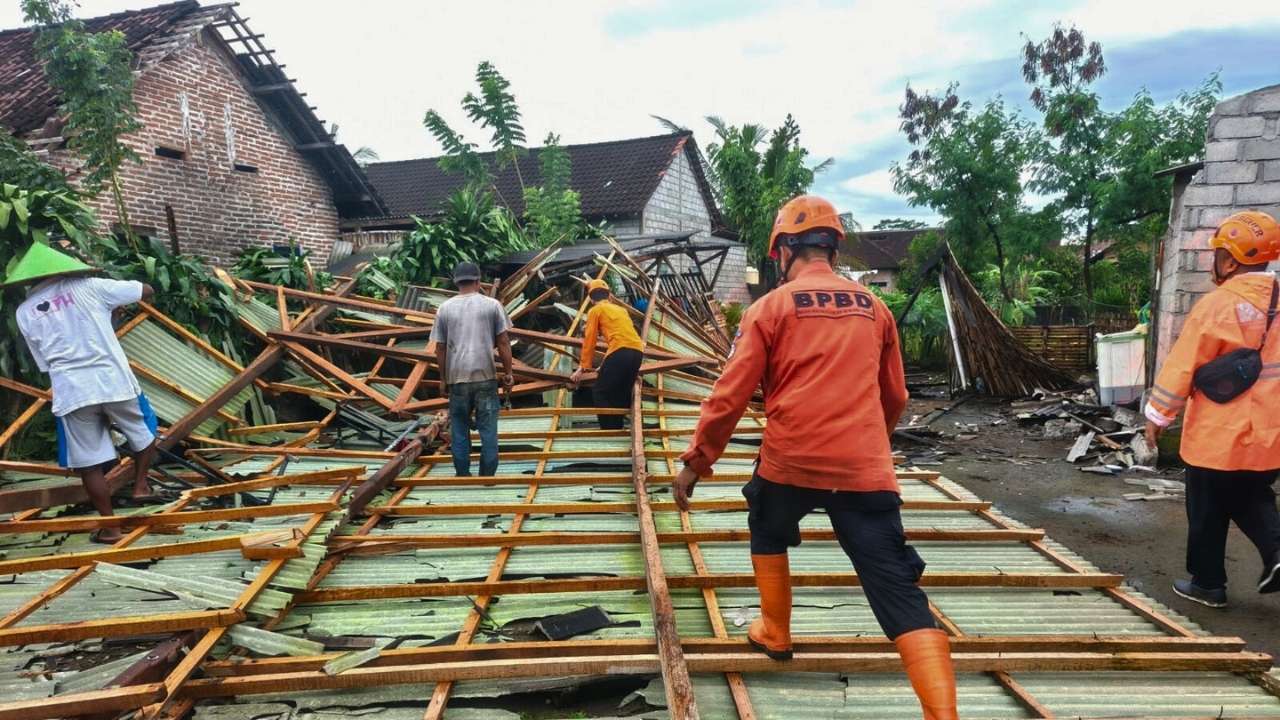 Diterjang Hujan Lebat Disertai Angin Kencang, BPBD Blitar Catat Kerusakan Bangunan di Gandusari