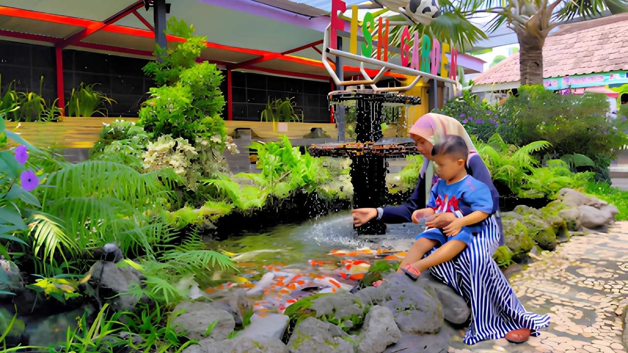Rekomendasi Wisata Edukasi Bareng Keluarga, Fish Garden Blitar Suguhkan Ragam Jenis Ikan Air Tawar
