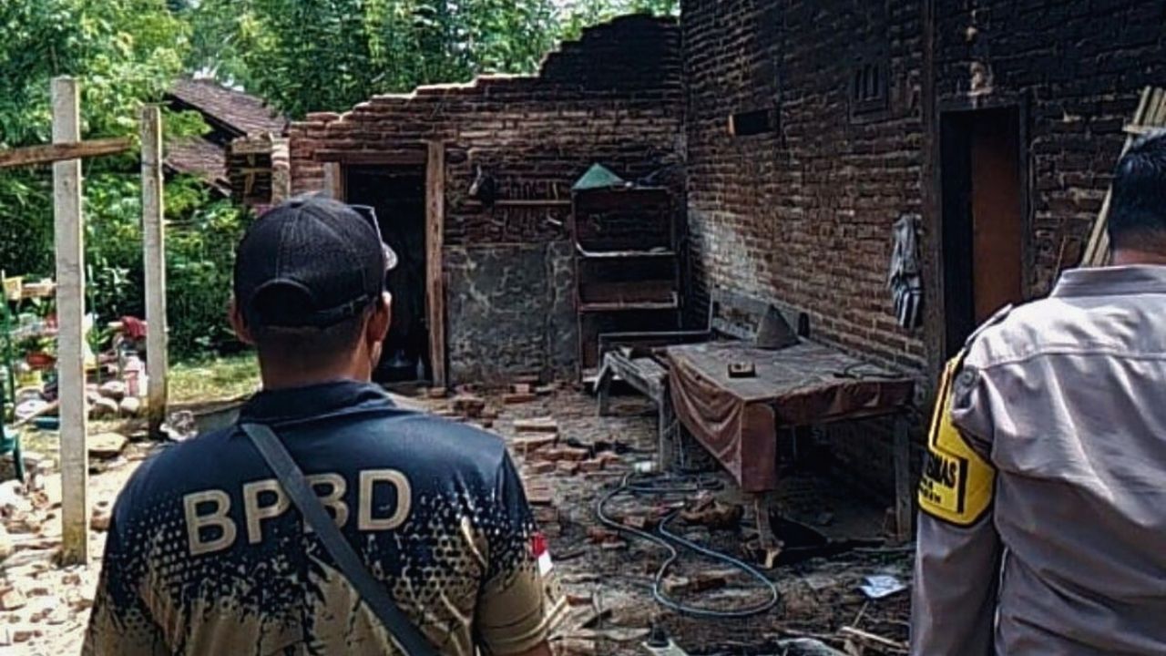 Dua Bangunan Warga Blitar Roboh Diguncang Gempa Pacitan