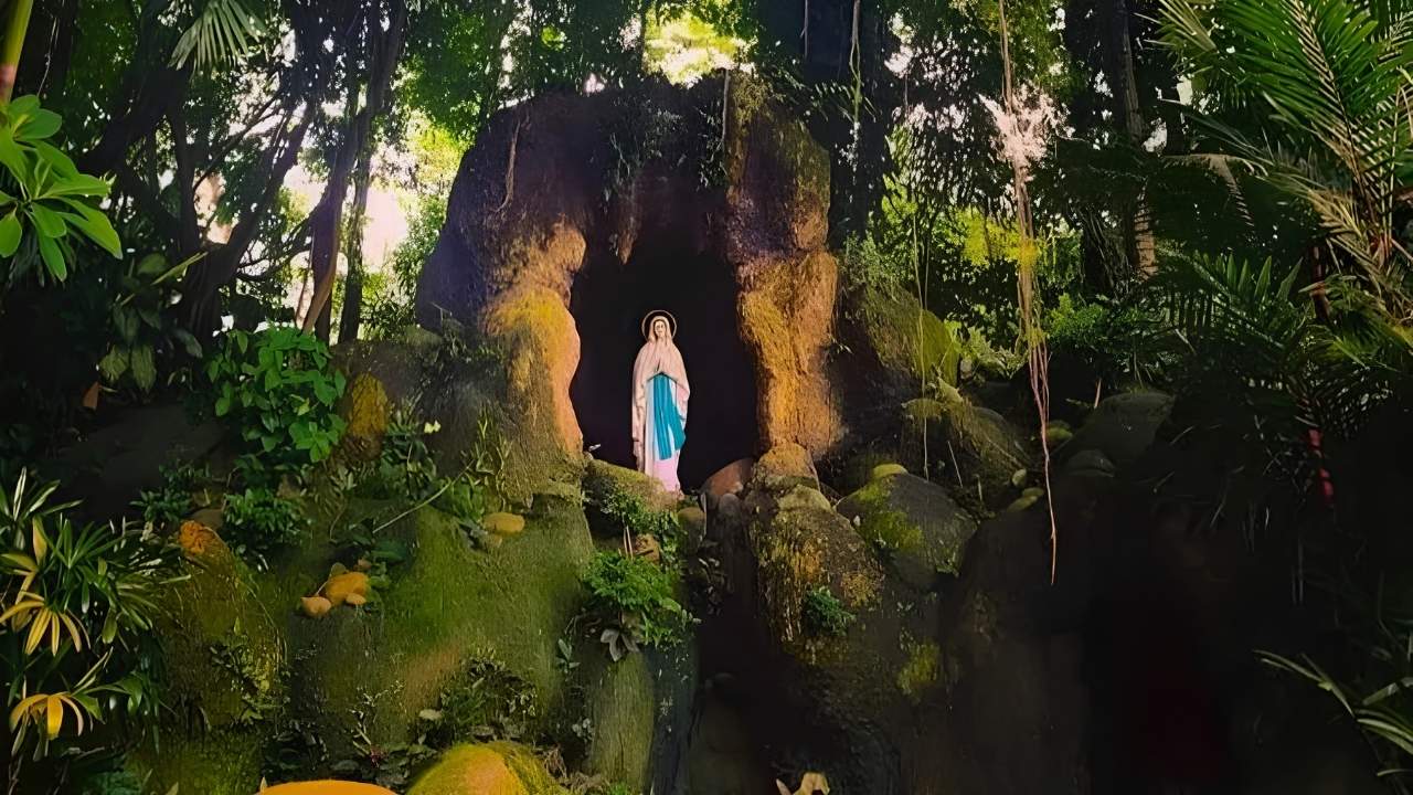 Wisata Religi Gua Maria Blitar, Tempat Ziarah yang Teduh di Tengah Kota