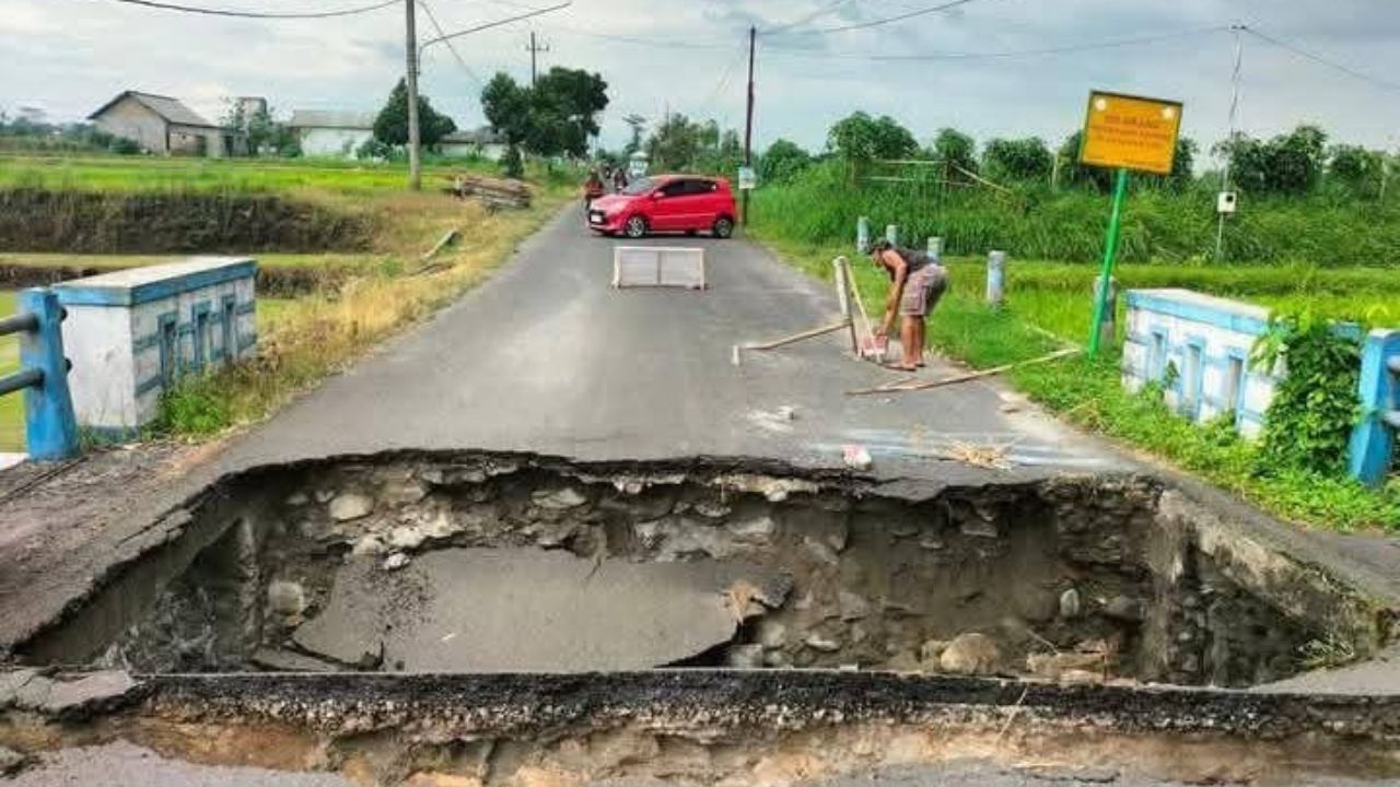 Jembatan Ambrol di Kanigoro Blitar Buat Akses Lalu Lintas Lumpuh Total