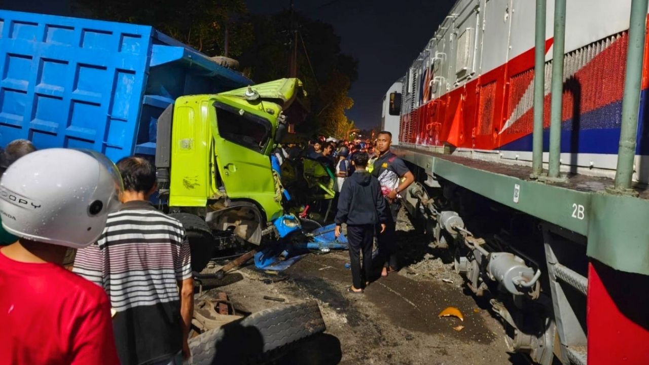 KA Dhoho VS Truk Mogok di Blitar, KAI Sayangkan Peristiwa Tersebut