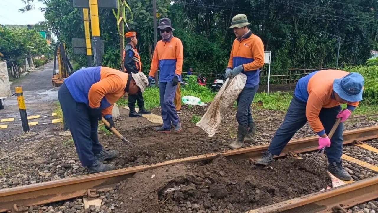 Pelintasan Berisiko Tinggi Ditutup, KAI Daop 7 Perketat Keselamatan Jalur Kereta di Blitar