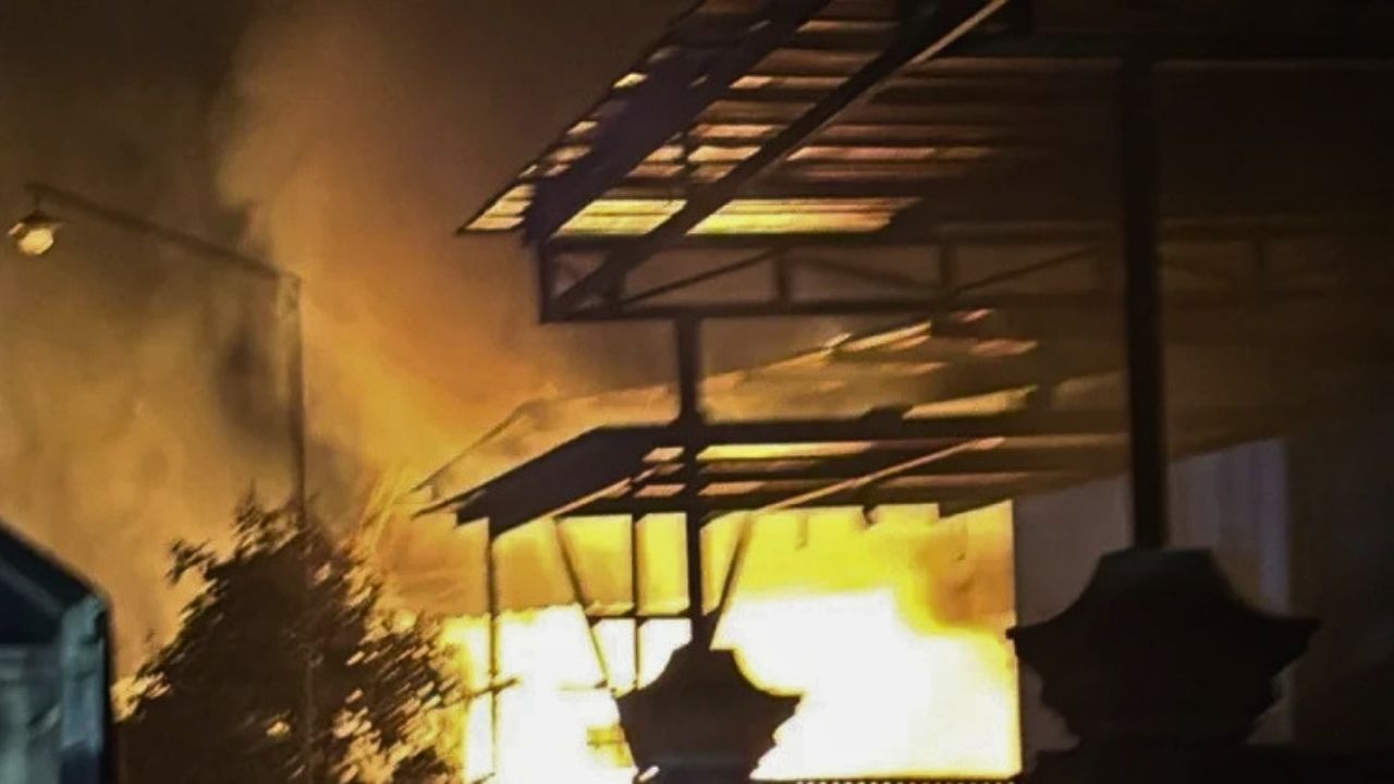 Gudang Sembako di Sutojayan Ludes Terbakar, Dua Korban Alami Luka Bakar