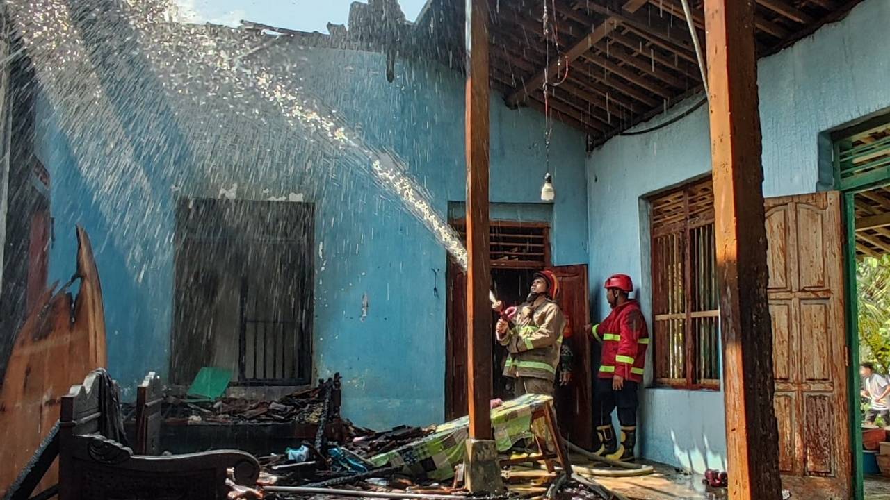 Rumah Nenek 85 Tahun di Ponggok Blitar Hangus, Kerugian Capai Rp 30 Juta