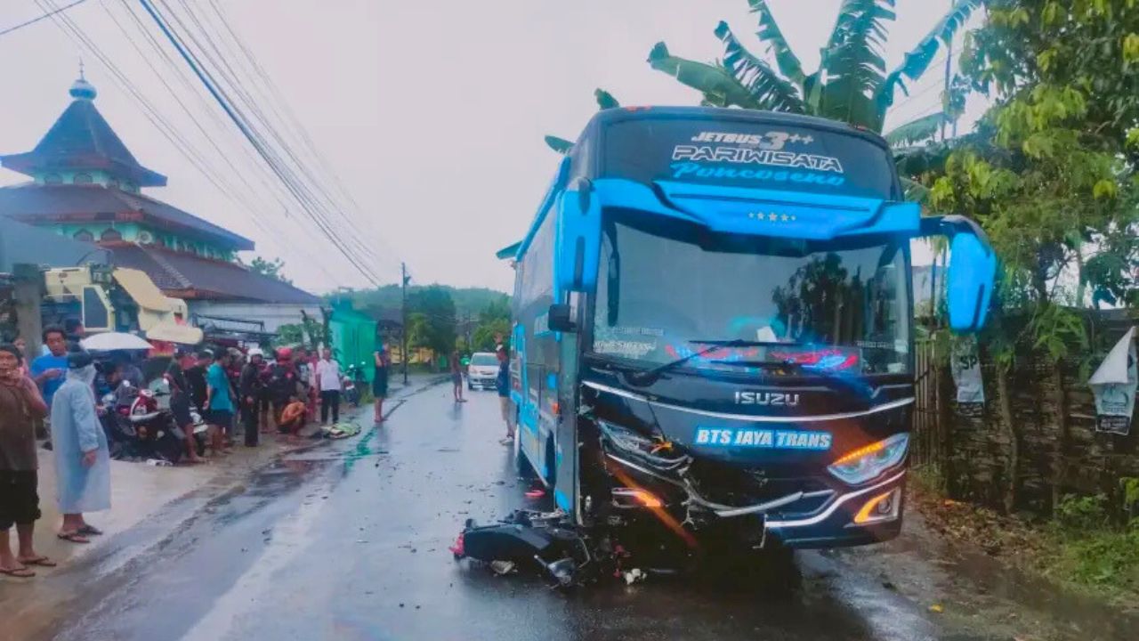 Kecelakaan Bus vs Motor di Sutojayan Blitar Tewaskan Seorang Pelajar