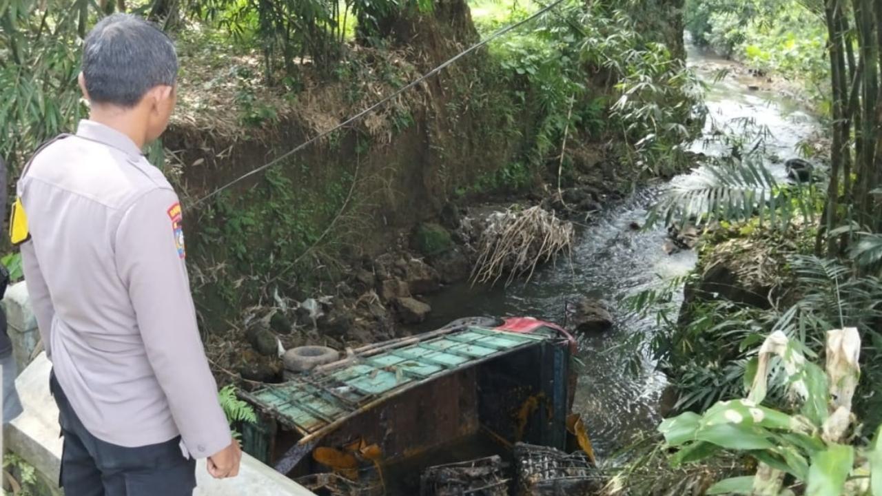 Diduga Salah Oper Gigi, Truk Limbah Sawit Nyemplung Sungai di Talun Blitar