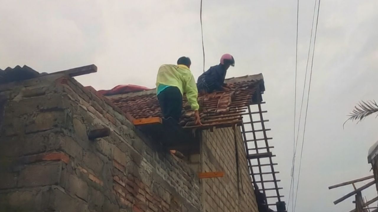 Angin Puting Beliung Mengamuk, 39 Rumah Warga Sukorejo Blitar Terdampak