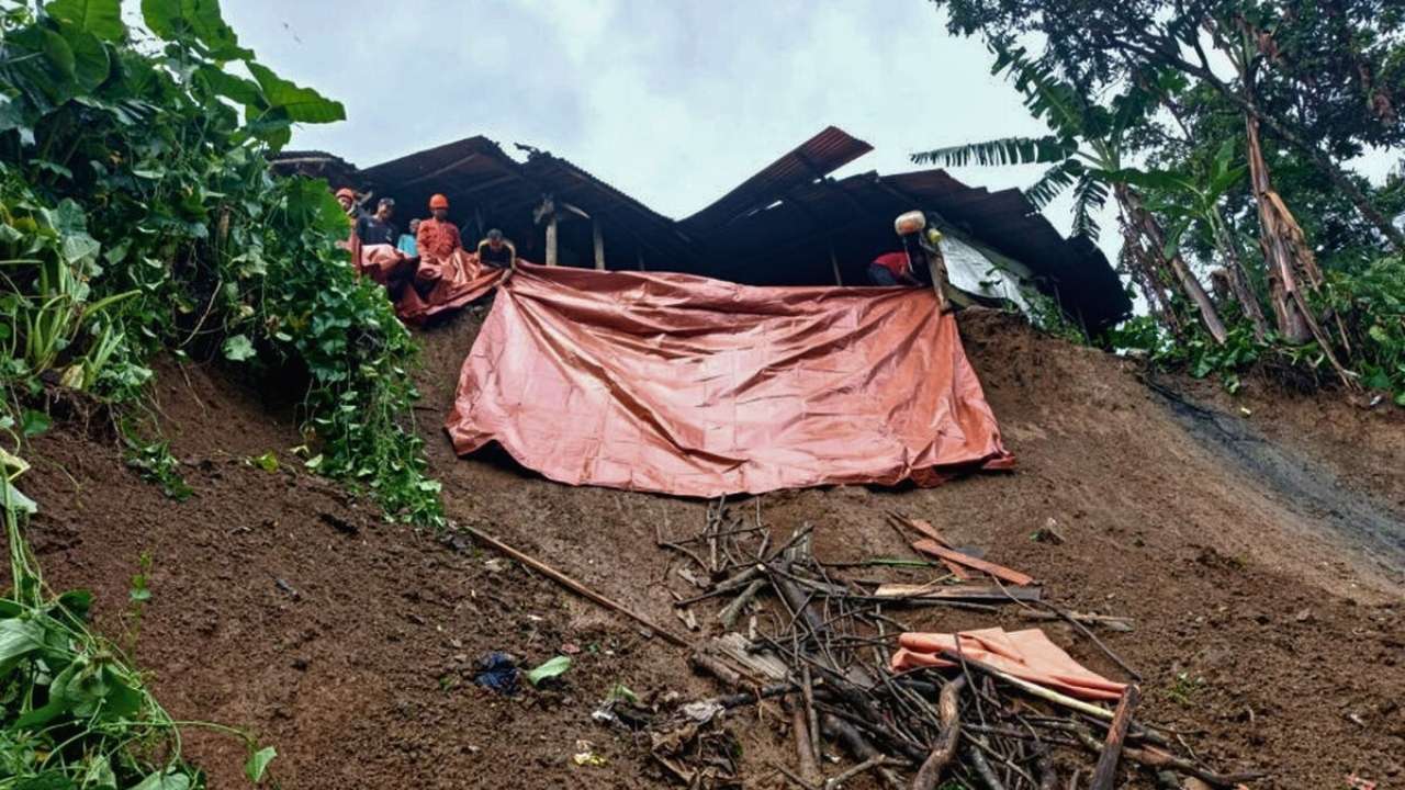 Pencari Rumput Tewas Tertimbun Longsor di Wlingi, BPBD Pasang Terpal di Tebing Rawan
