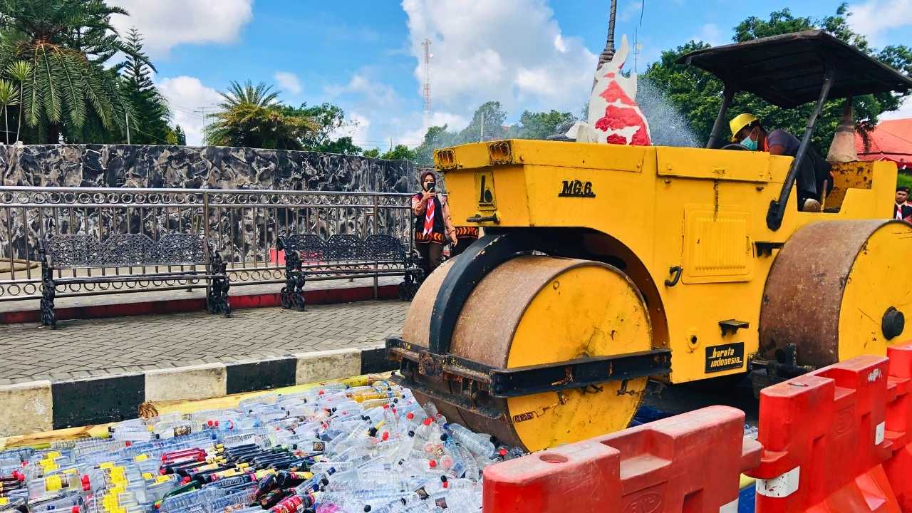 Ribuan Botol Miras Dimusnahkan Polres Blitar Kota Usai Operasi Pekat Semeru