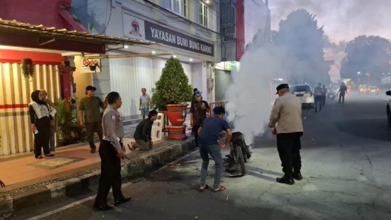 Motor Mendadak Terbakar di Blitar, Kobaran Api Menyala di Tengah Jalan