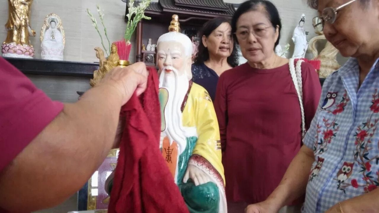 Ritual Sakral Jelang Imlek, Puluhan Patung Dewa di Klenteng Poo An Kiong Blitar Dibersihkan