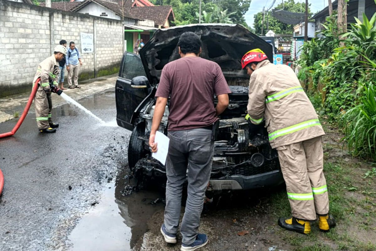 Mobil Chevrolet Captiva Milik Warga Blitar Terbakar