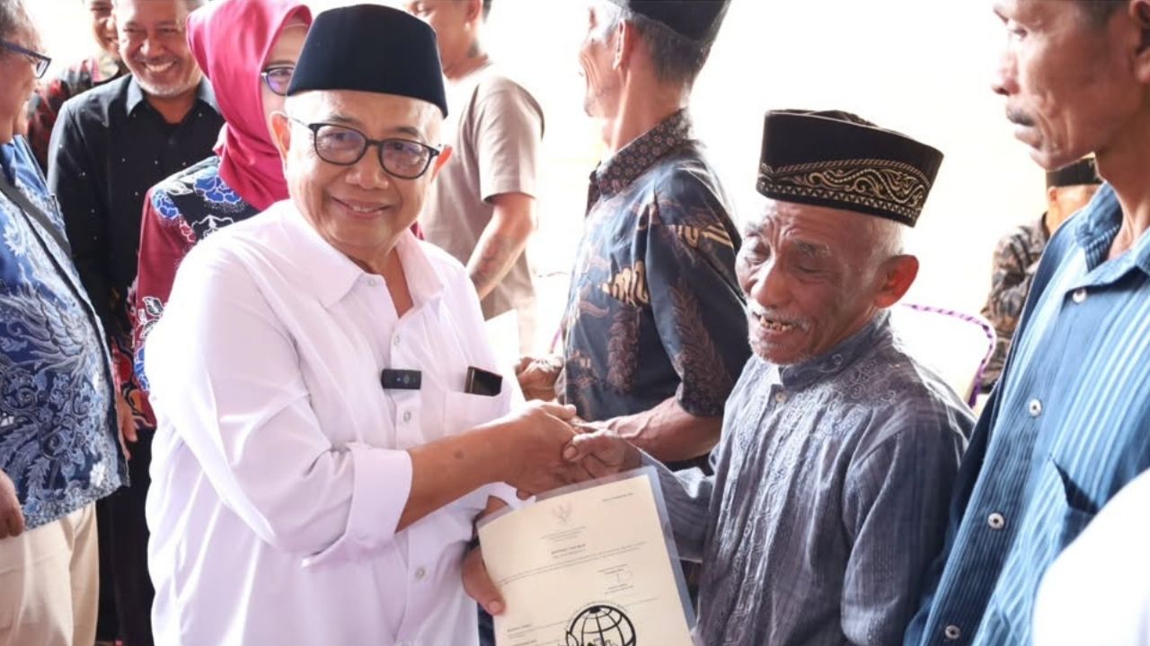 Sertifikat Tanah Dibagikan, Bupati Blitar Dorong Warga Tingkatkan Kesejahteraan