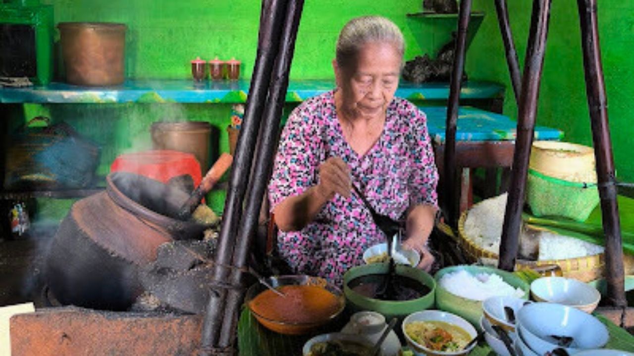 Melegenda Sejak 1940-an, Soto Bok Ireng Blitar Bertahan dengan Resep Asli Turun-Temurun