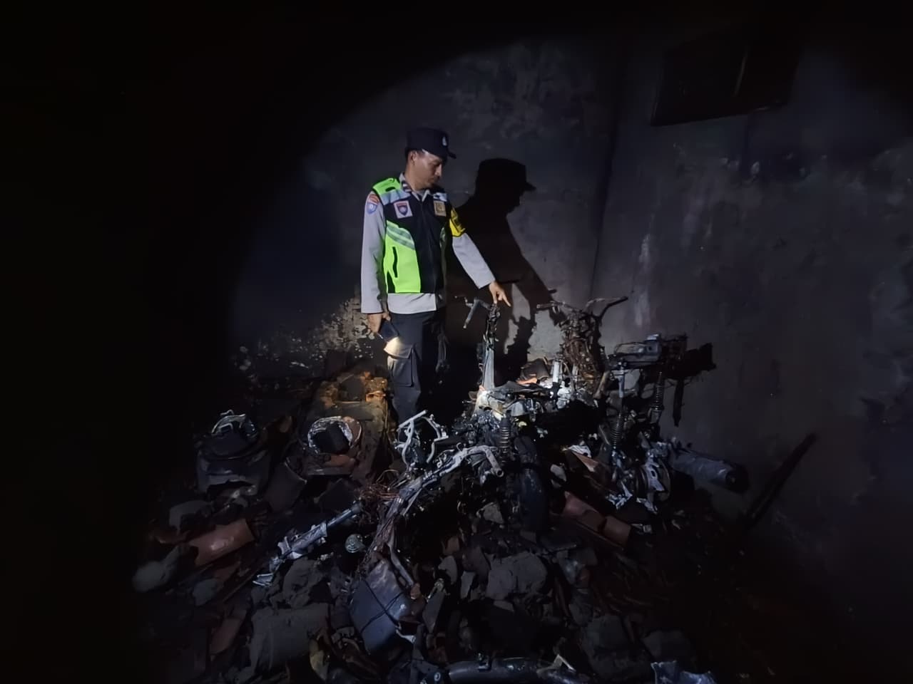 Tiga Motor di Blitar Terbakar Akibat Tak Padamkan Bara Api di Tungku Kayu