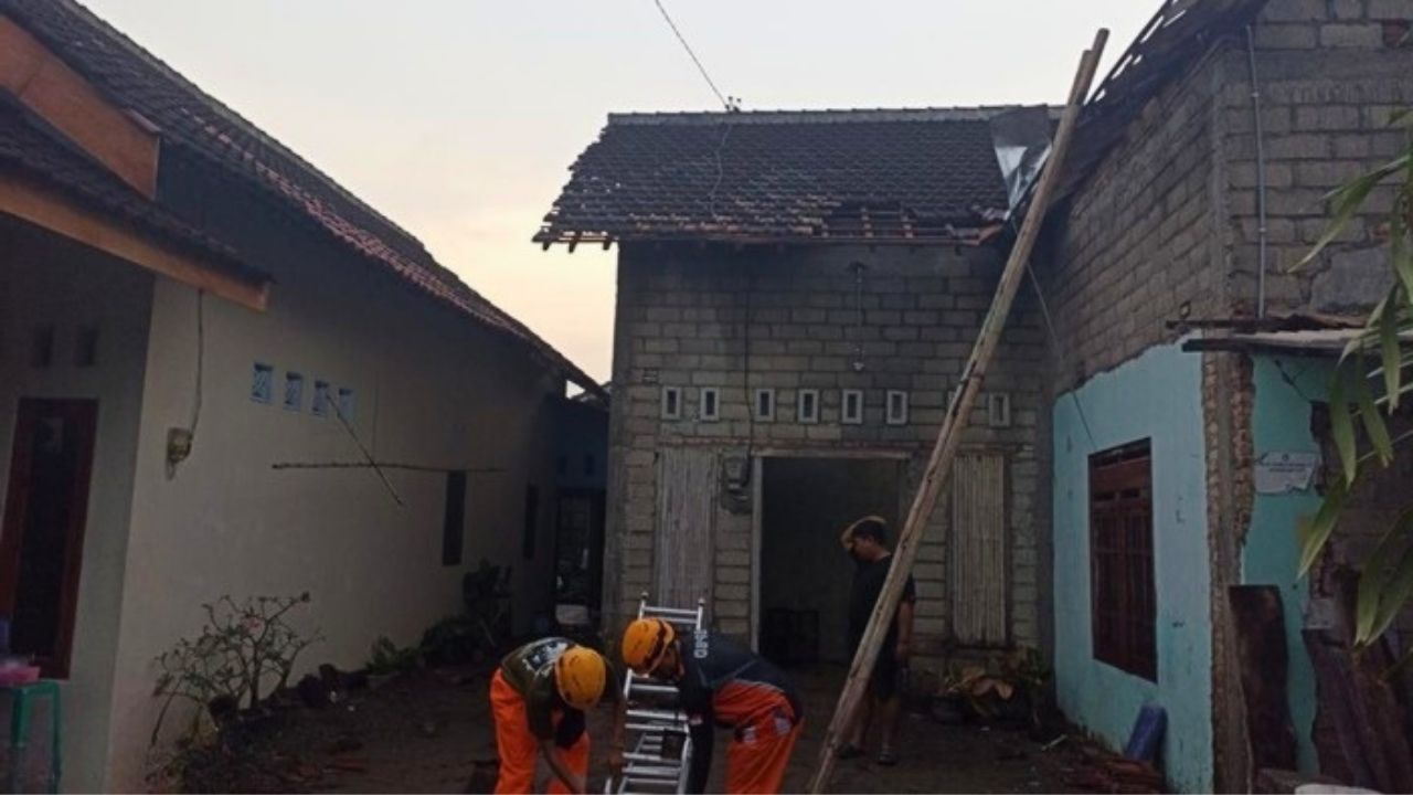 Hanya 10 Menit, Angin Puting Beliung Porak-Porandakan Rumah Warga Blitar