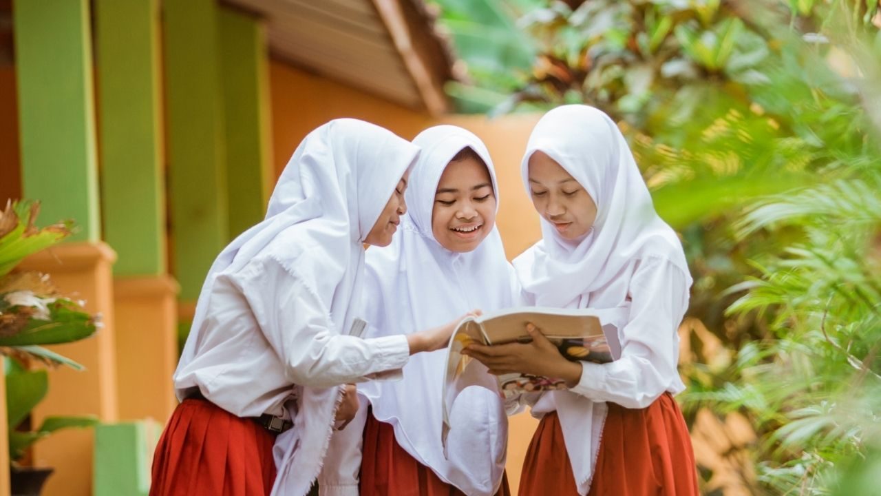 Sasar Tiga Lembaga di Kota Blitar, 700 Buku Penguatan Literasi Dibagikan