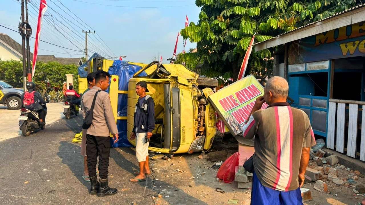 Truk Bermuatan Sound System Tabrak Tembok SD di Ponggok Blitar