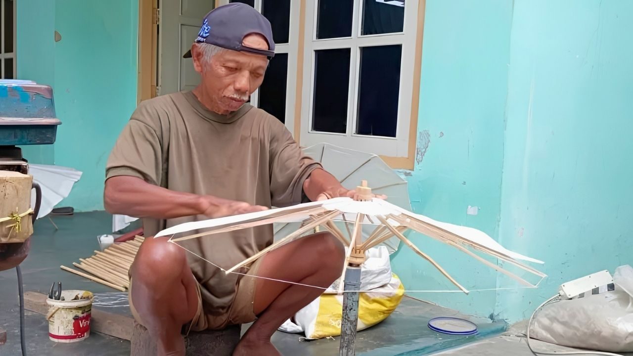 Berjalan Sejak 1990-an, Pengrajin Payung Kertas Asal Blitar Masih Bertahan