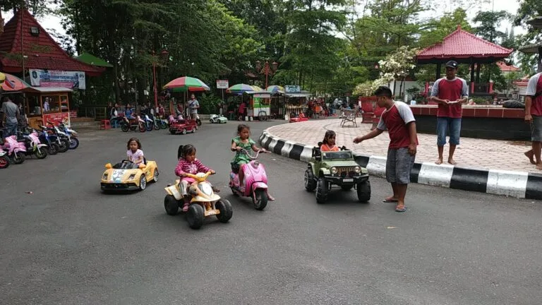 Momong Anak Gak Perlu Jauh-Jauh, Bon Rojo Blitar Jadi Ruang Bermain dan Bersantai