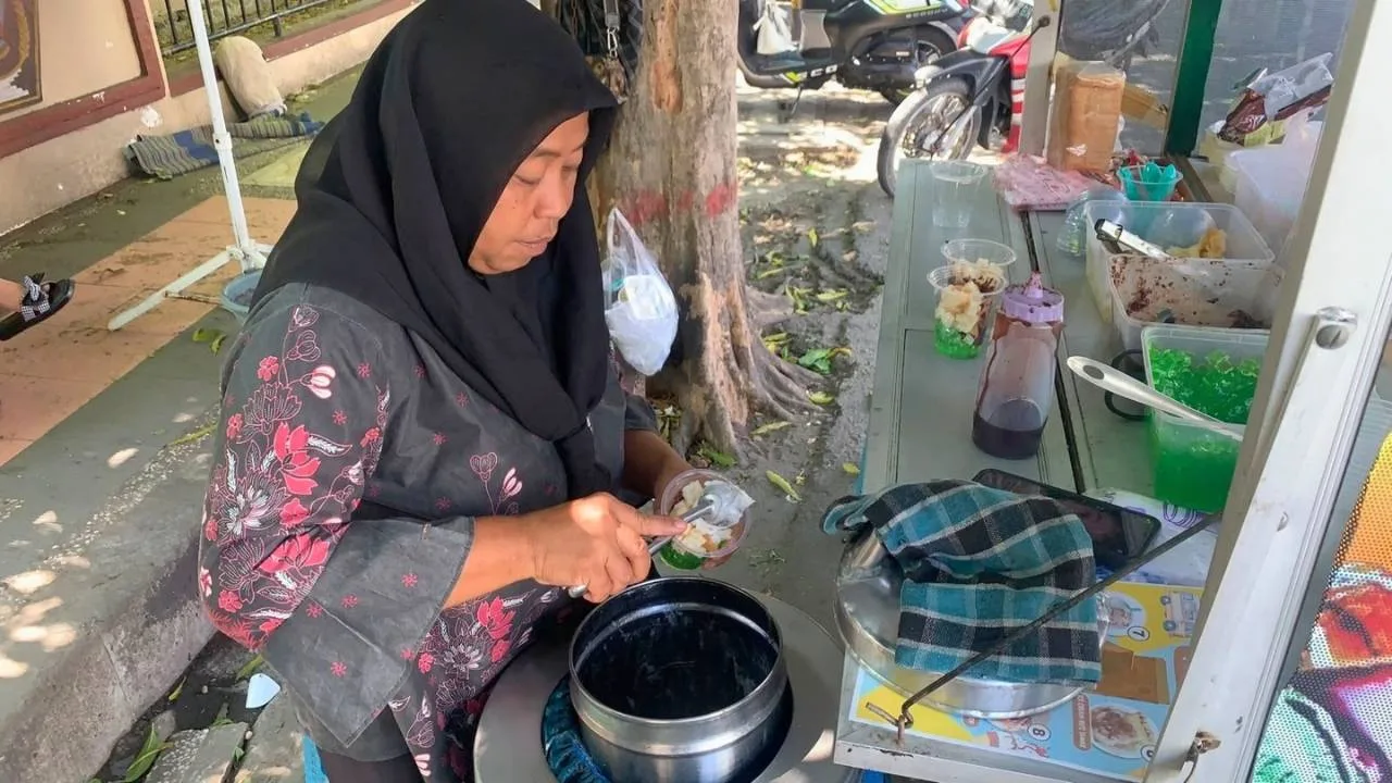 Sempat Diusir Saat Jualan Pakai Pikap, Es Krim Pak Ateng Blitar Bertahan Sejak 1970