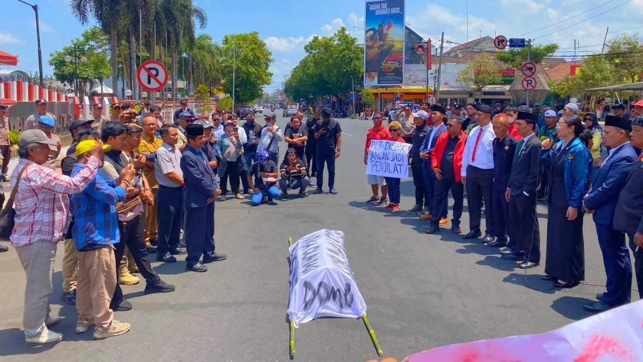 Minta Anggaran Cair, Elim Tyu Samba Pimpin KONI Serbu Kantor Wali Kota Blitar