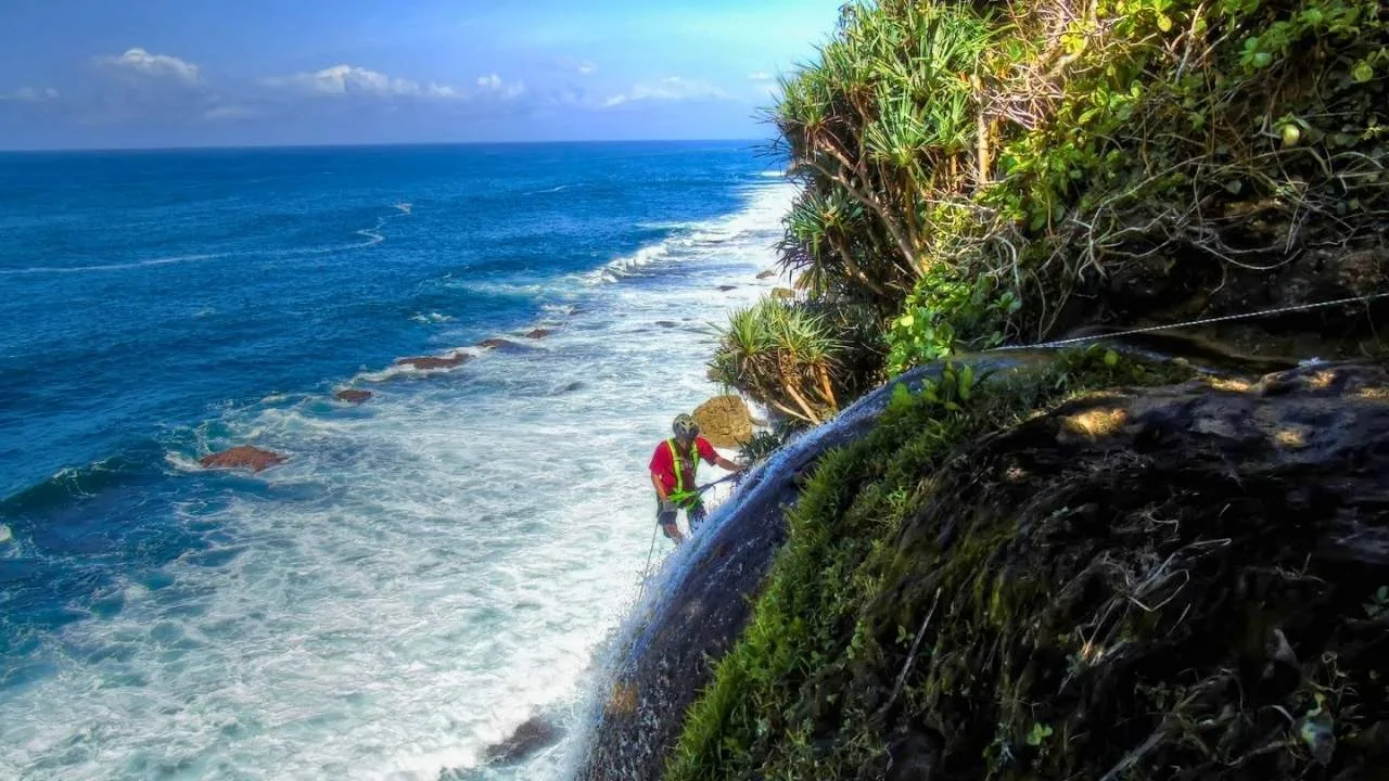 Intip Keindahan Blitar Selatan, Pantai Umbul Waru Punya Air Terjun dan Kolam Alami di Atas Karang