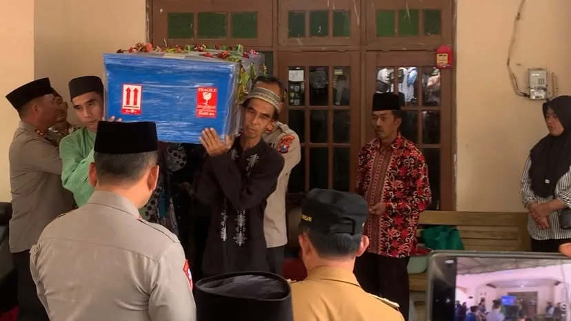 Istri Korban KM Virgo Asal Blitar Pingsan di Pemakaman, Sang Ibu Berusaha Tegar Tunggu Kepulangan Anak Sulung