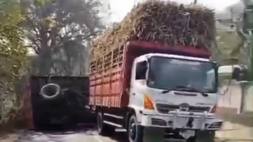 Truk Gandeng Bermuatan Tebu Terguling, Jalur Blitar-Malang Tersendat