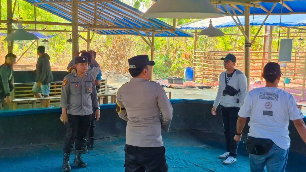 Lokasi Sepi Saat Diperiksa, Polisi Musnahkan Perlengkapan Diduga Arena Sabung Ayam di Blitar