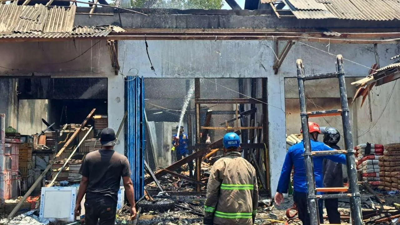 Gudang Toko Bangunan di Gandusari Blitar Terbakar, Paralon hingga Kayu Hangus