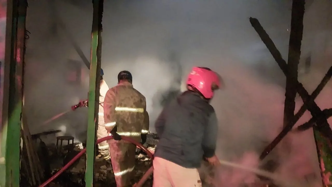 Api Membesar dalam 30 Menit, Toko Bangunan di Wonodadi Blitar Ludes Terbakar