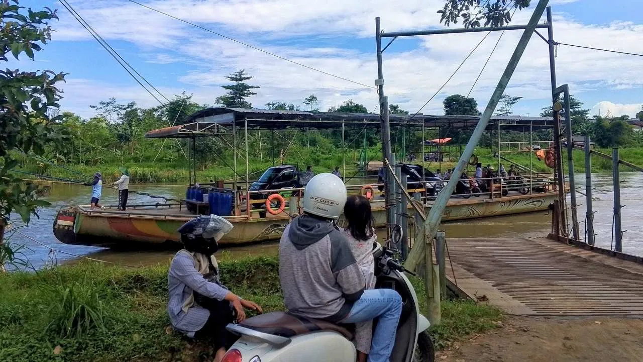 Jadi Andalan Sebrangi Sungai Brantas Blitar, Pemilik Perahu Masih Berjuang Urus Pas Kapal