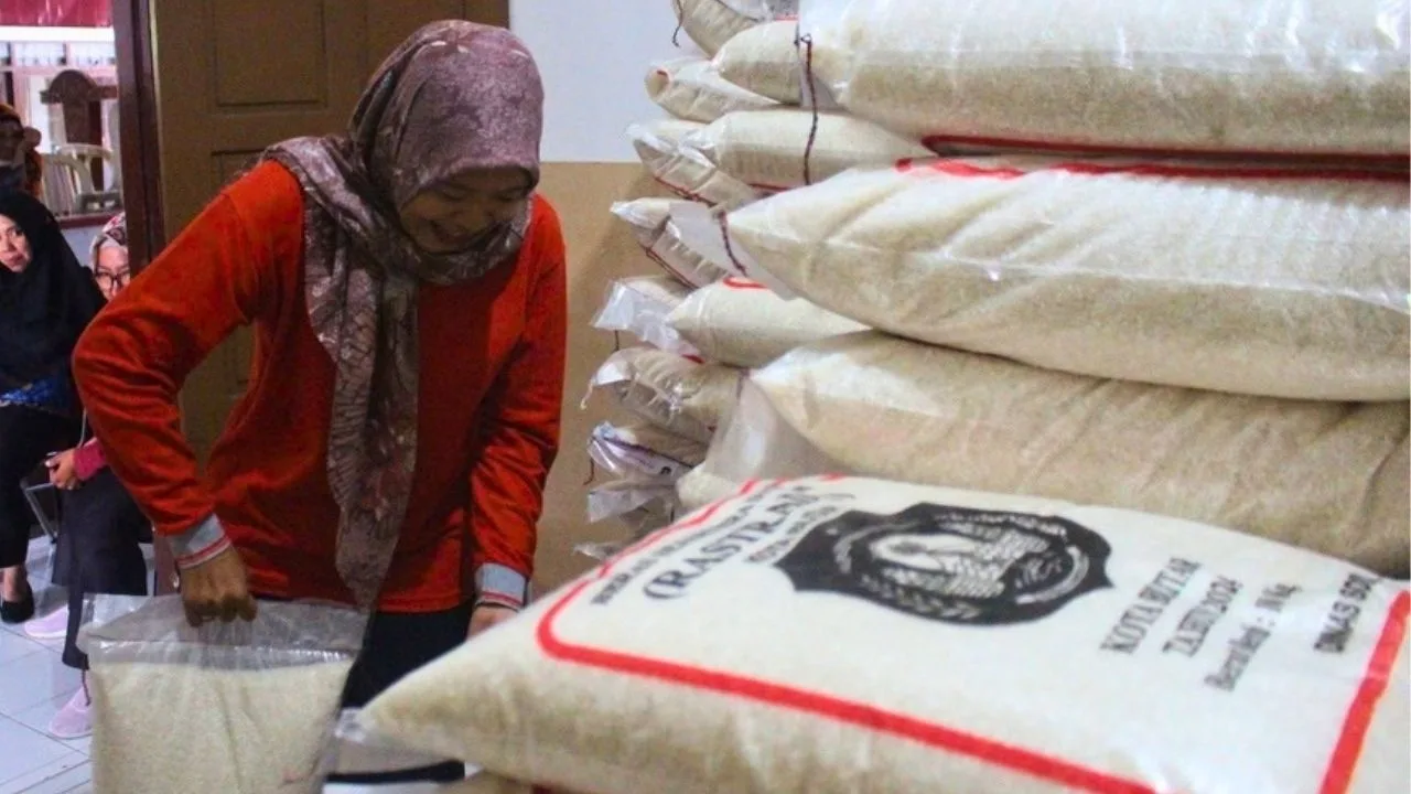Beras Rastrada Disediakan Toko Mitra, Dinsos Blitar Minta KPM Berani Tukar Jika Rusak