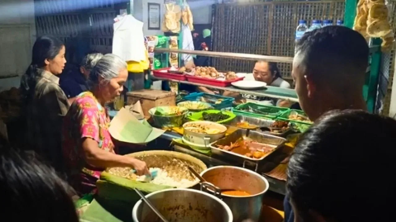 Nikmatnya Kuliner Malam Warung Gentengan Kota Blitar, Cocok Bagi Para Pecinta Makanan Pedas