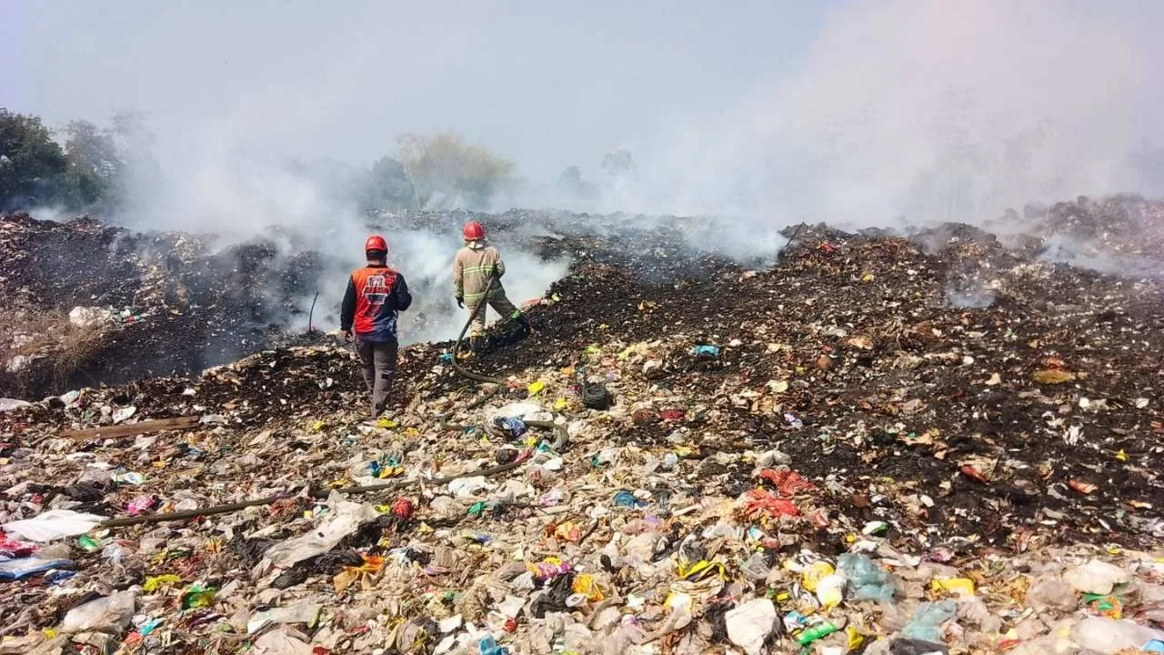 Api TPA Srengat Blitar Belum Benar-Benar Tuntas, Damkar Lanjutkan Pembasahan