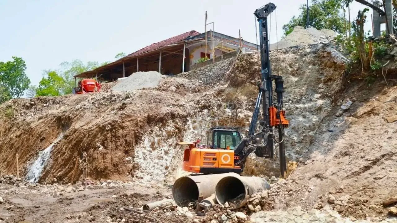 Jalan Rusak Ganggu Ekonomi Warga Pesisir, Bupati Blitar Minta Proyek Tak Asal Dikerjakan