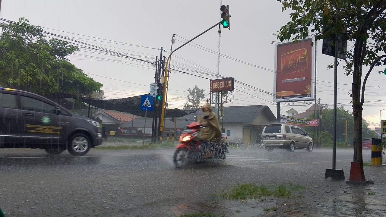 Genangan Air Mengintai, Pengendara Diminta Waspada Saat Musim Hujan