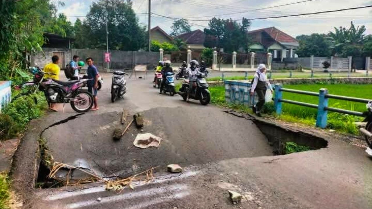 Jembatan Ambrol Putus Akses Dua Desa di Blitar