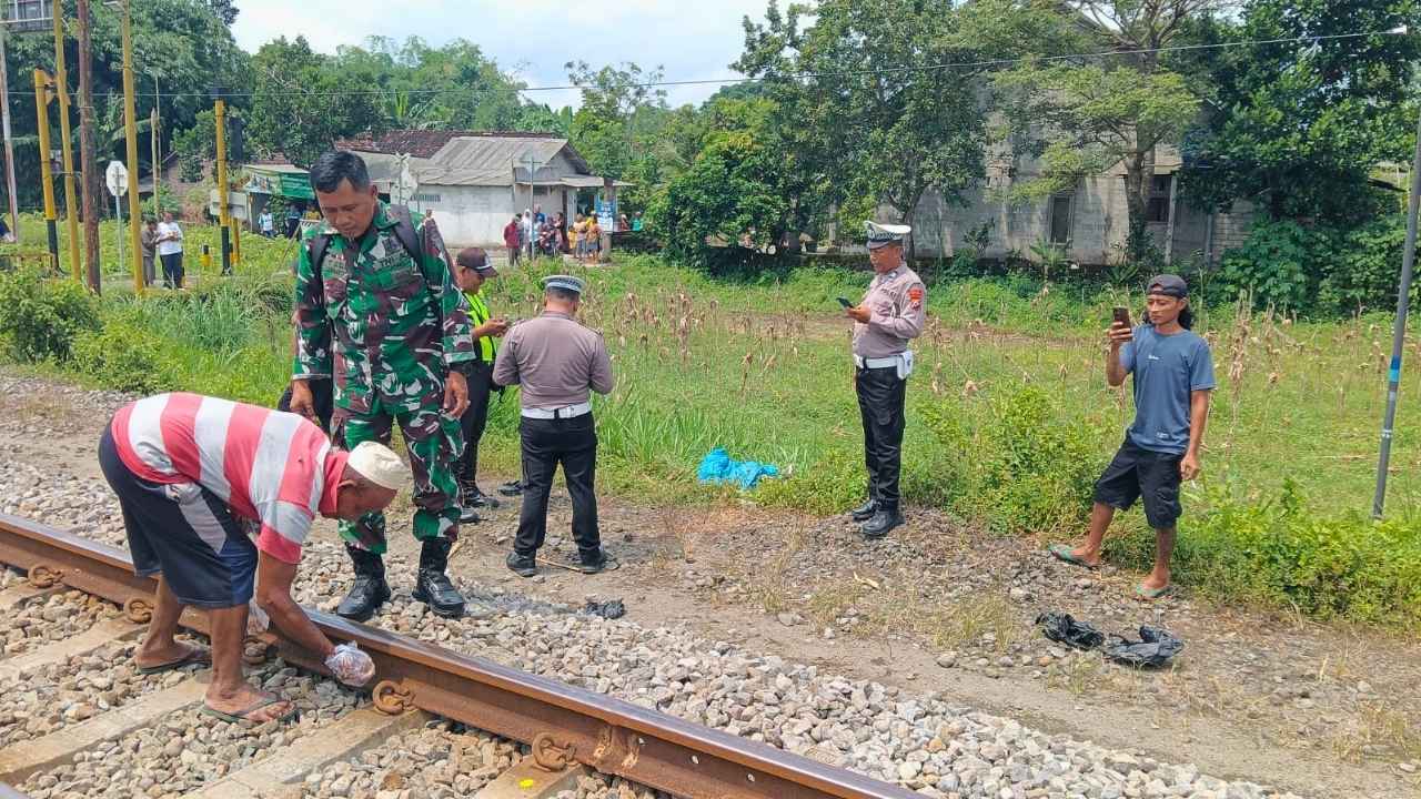 Diduga Abaikan Perlintasan, Lansia Tewas Tertabrak Kereta Api di Srengat Blitar