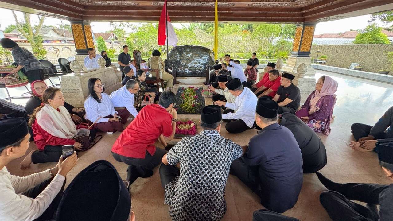  Tak Kenal Jam, Makam Bung Karno Mulai Didatangi Peziarah Tengah Malam