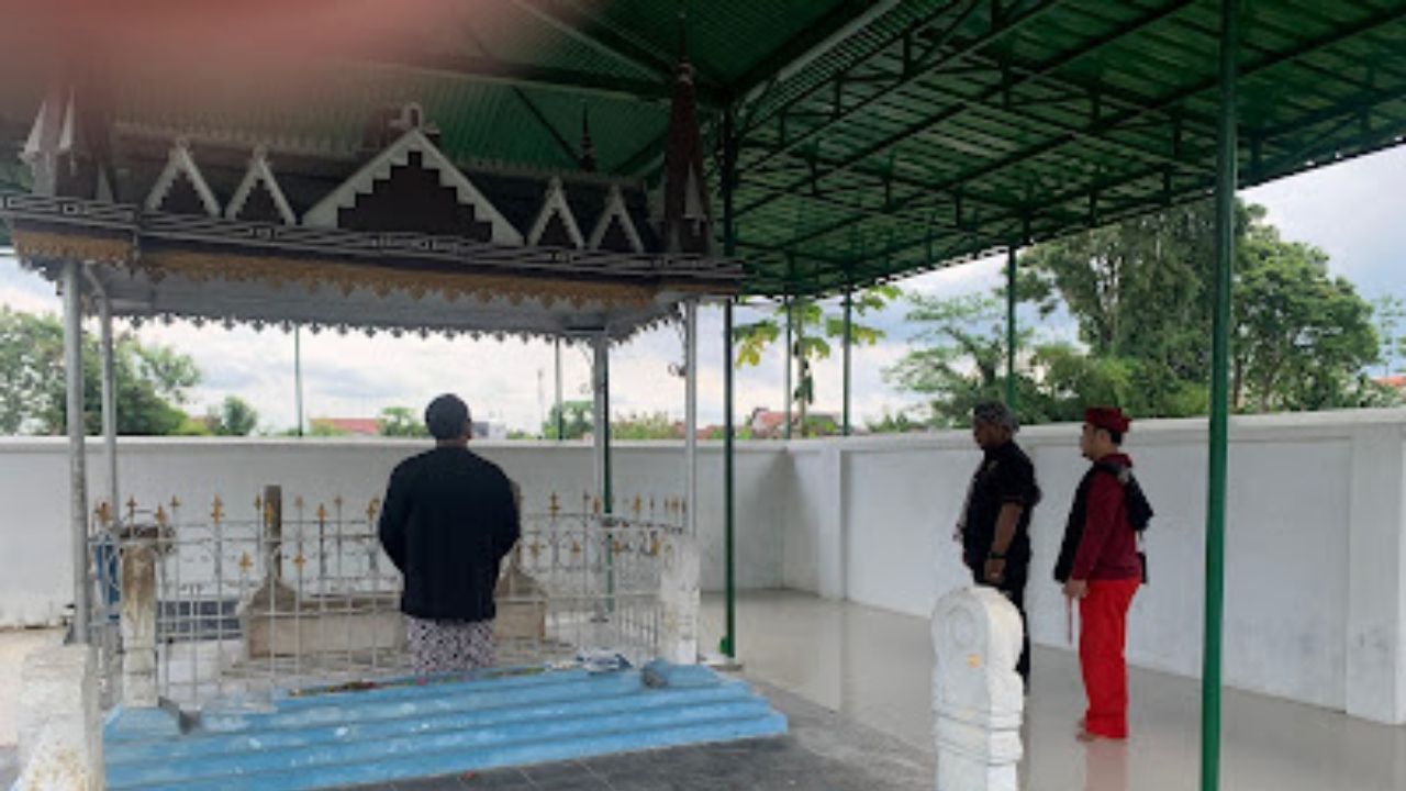 Misteri Makam Gantung Blitar Milik Eyang Djojodigdo