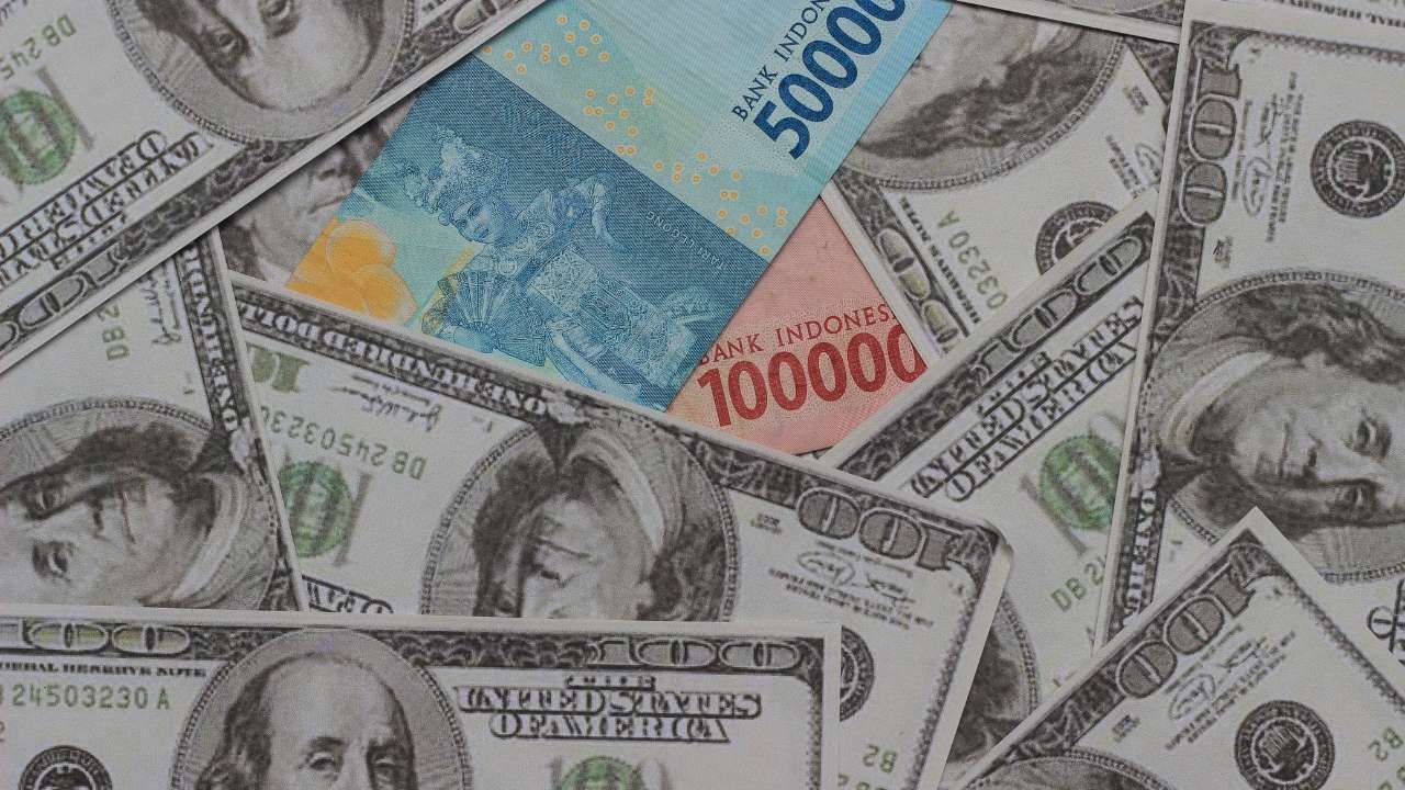 Nilai Tukar Rupiah Makin Melemah Terhadap Dolar AS, Ekonom Ungkap Penyebab dan Prospeknya